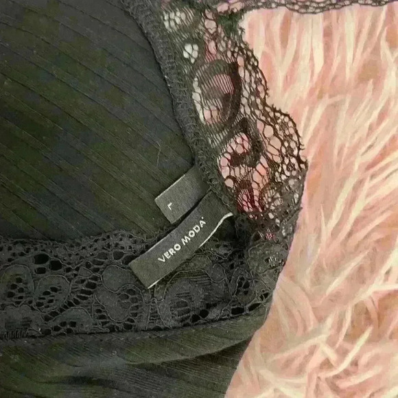 Lace neckline stretchy bodysuit - Picture 3 of 3